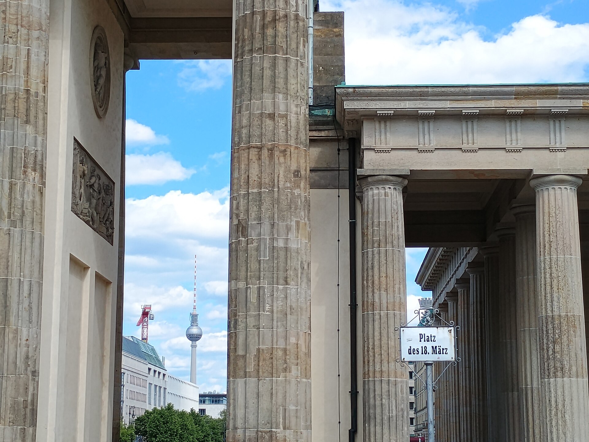 Brandenburger Tor mit Fernsehturm im Hintergrund