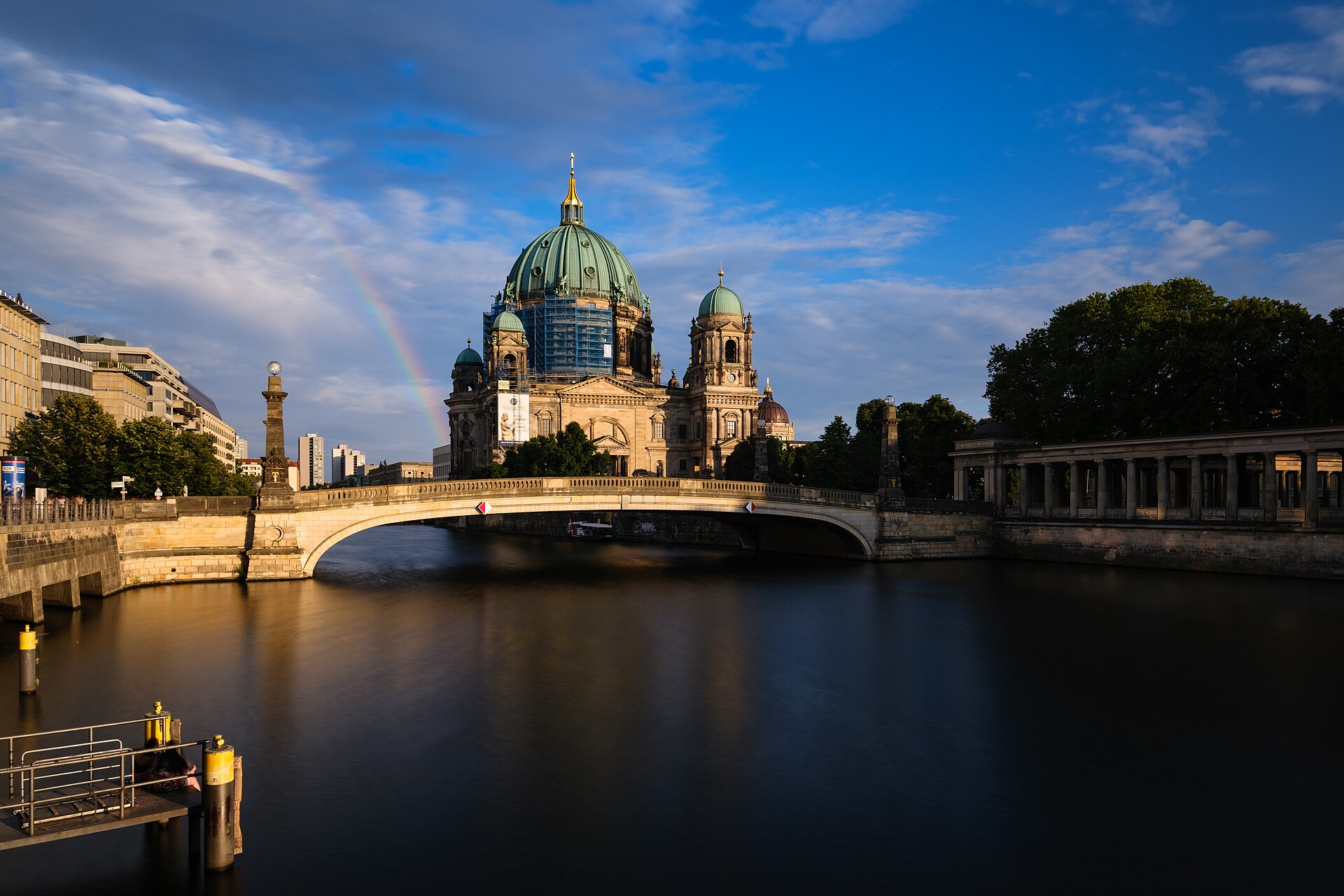 Berliner Dom an der Spree mit Regenbogen